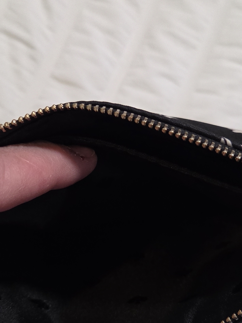 kate spade Black and White Daisy Zip Wristlet - Picture 7 of 10